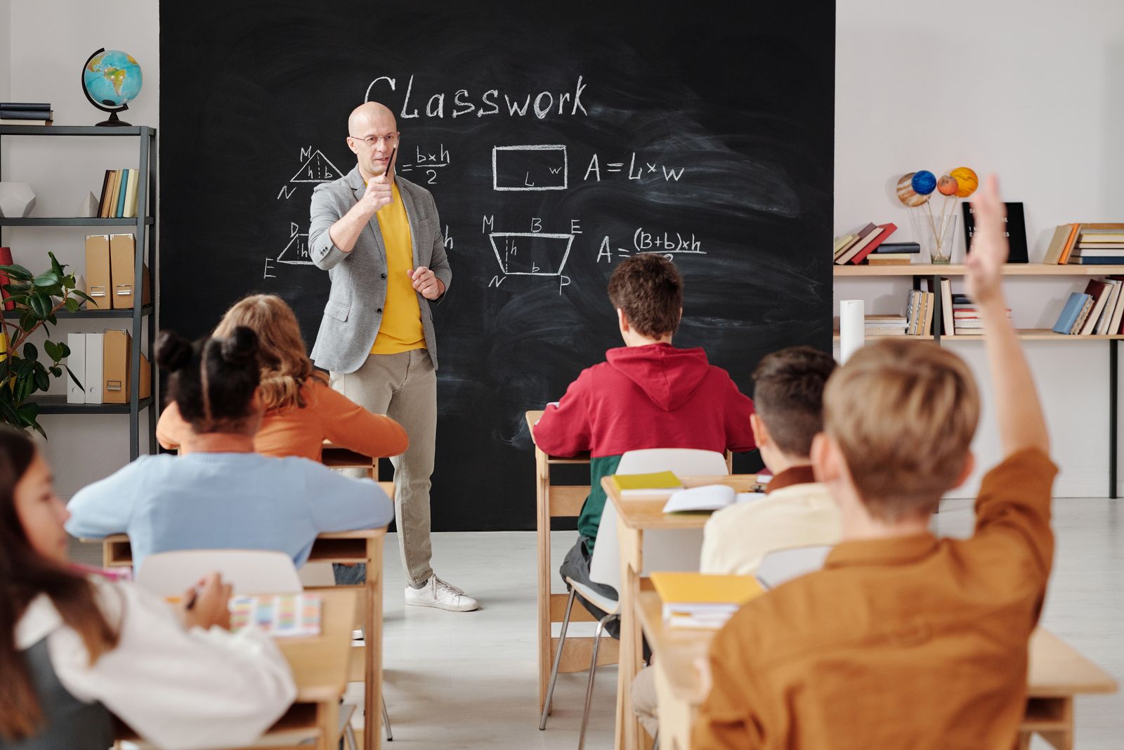 Docent voor een klas met leerlingen